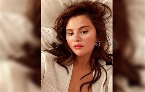 selena gonez nudes|Selena Gomez Strips Down for Bathtub Photo During Paris Getaway